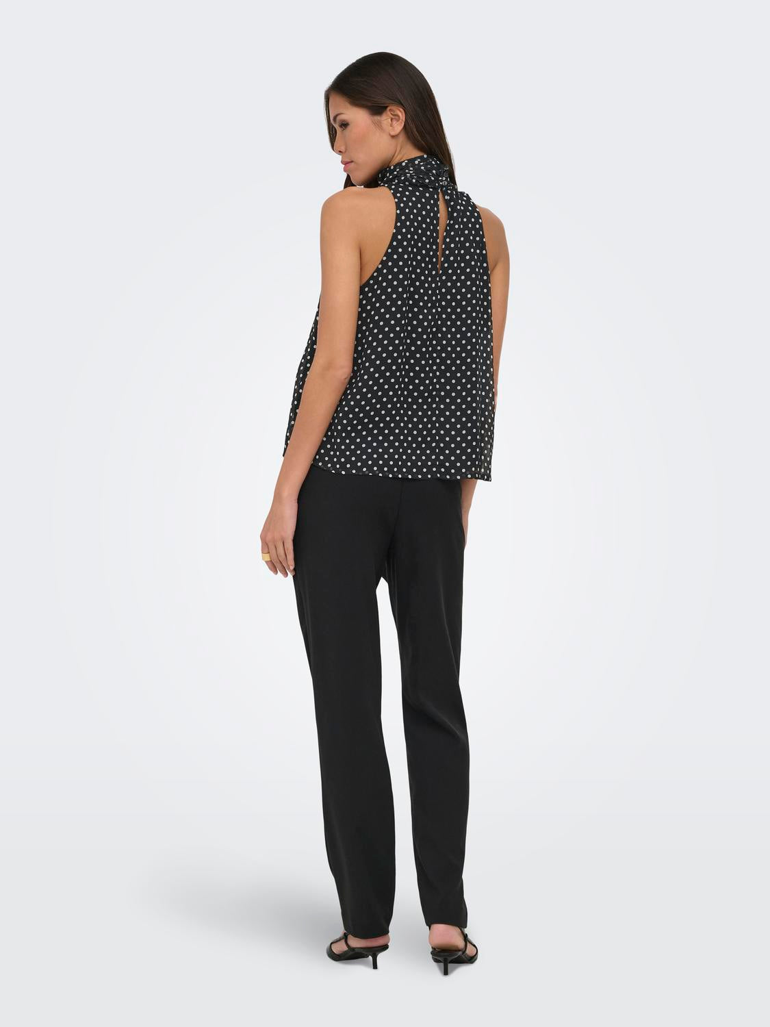 model_shot-back